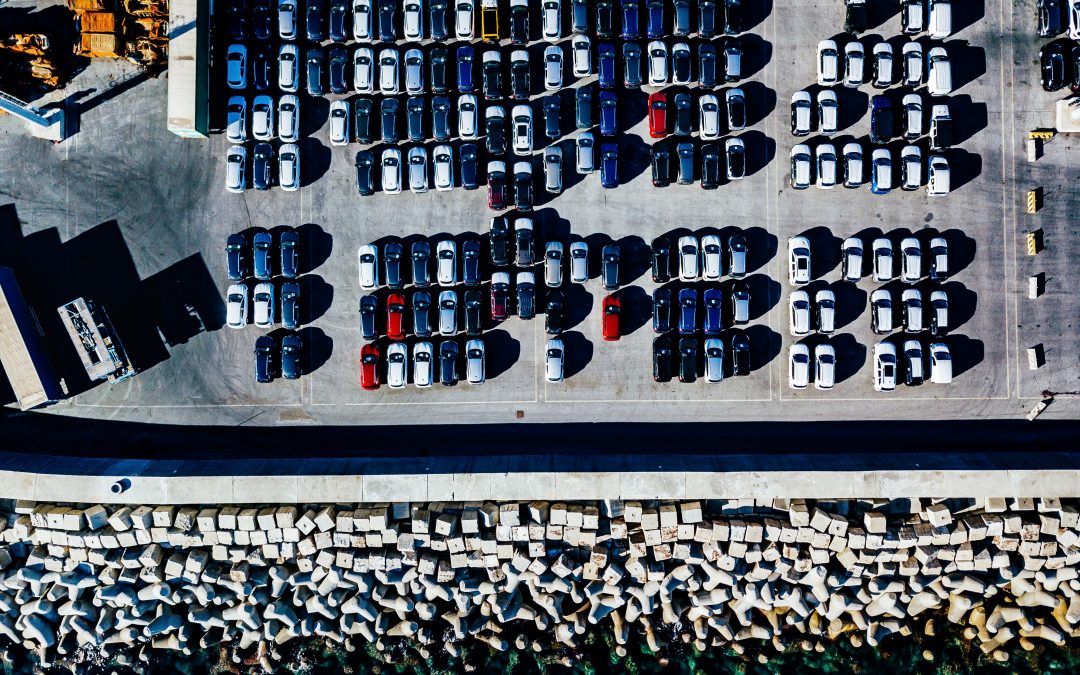 Vista aérea de los autos usados ​​de Hyundai alineados en el puerto